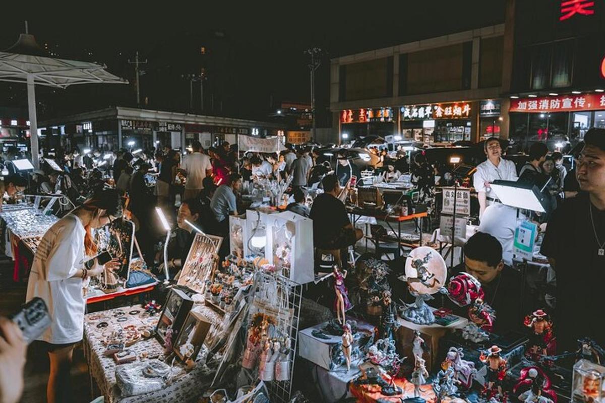 una folla di persone in un mercato di notte