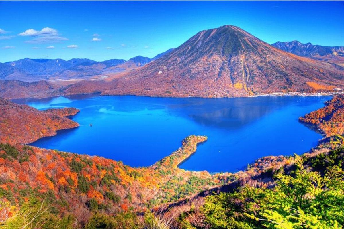 o vedere a unui lac crater în munți