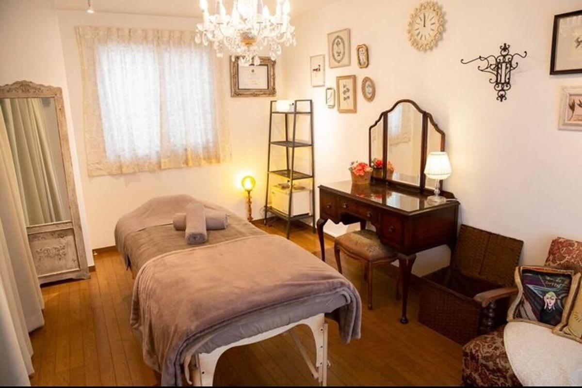 una camera da letto con un letto, uno specchio e una scrivania