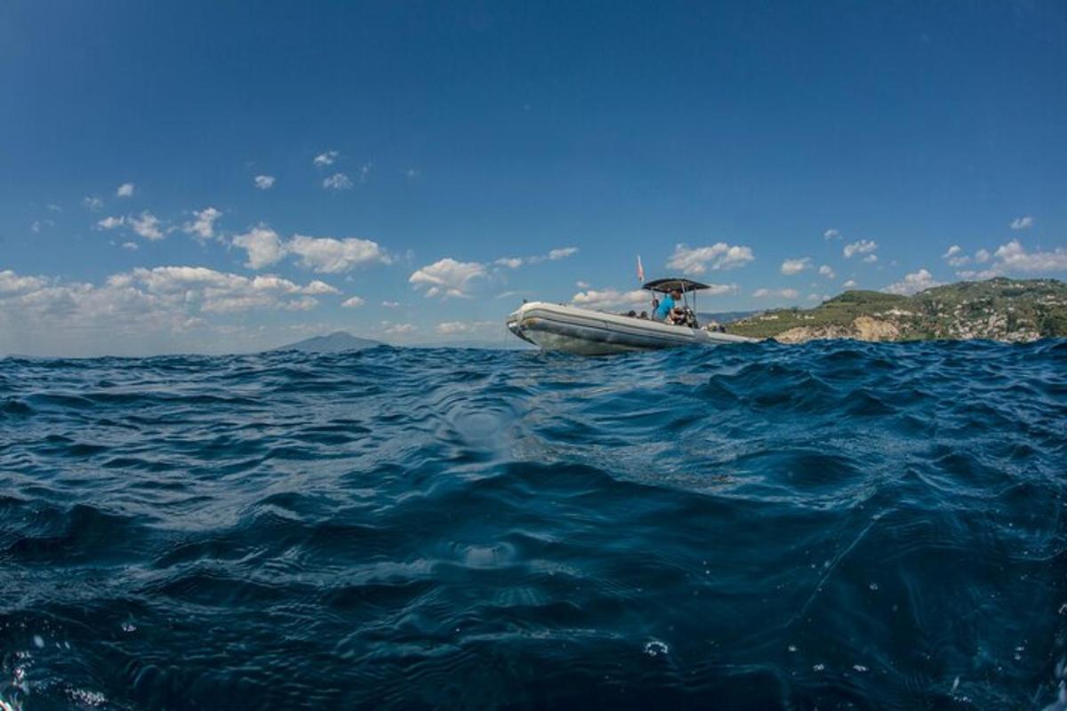 μια βάρκα στη μέση του ωκεανού