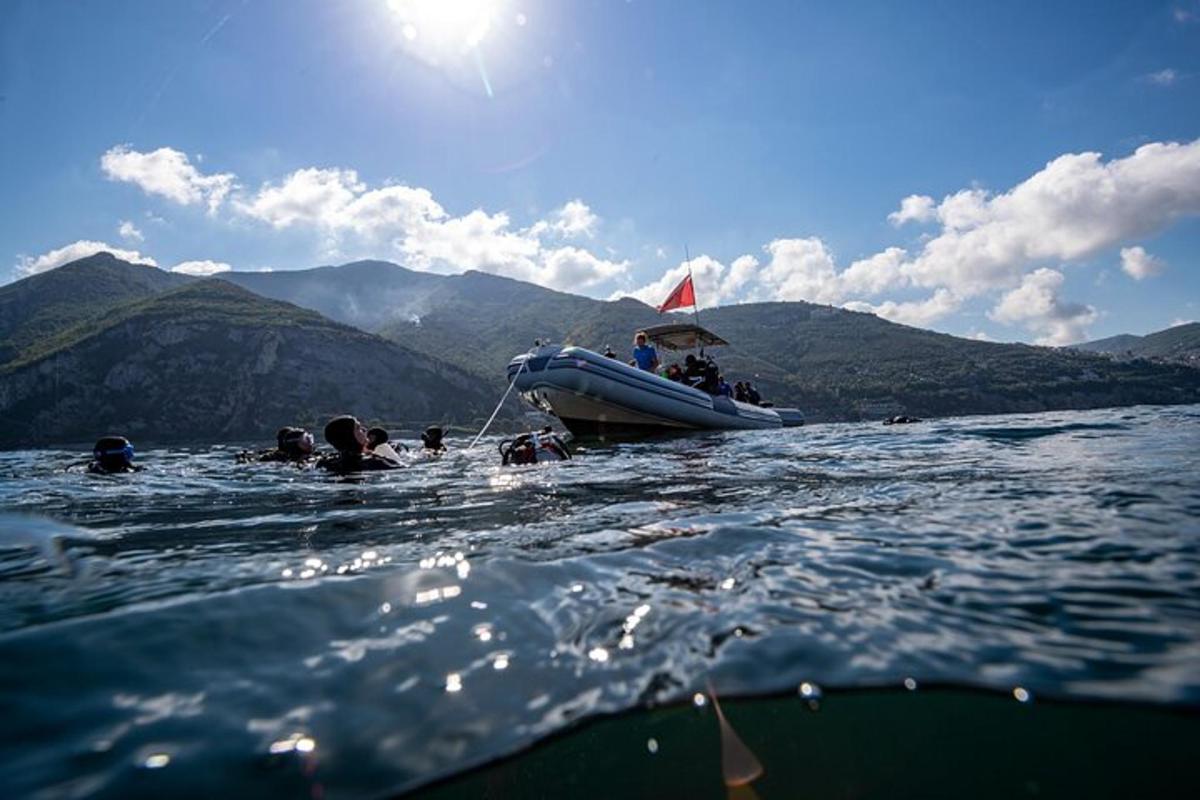 un gruppo di persone su una barca in acqua