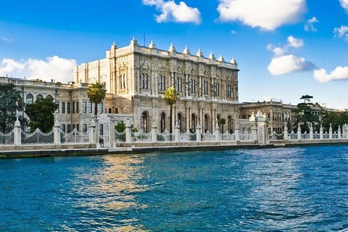 un gran edifici al costat d'una massa d'aigua