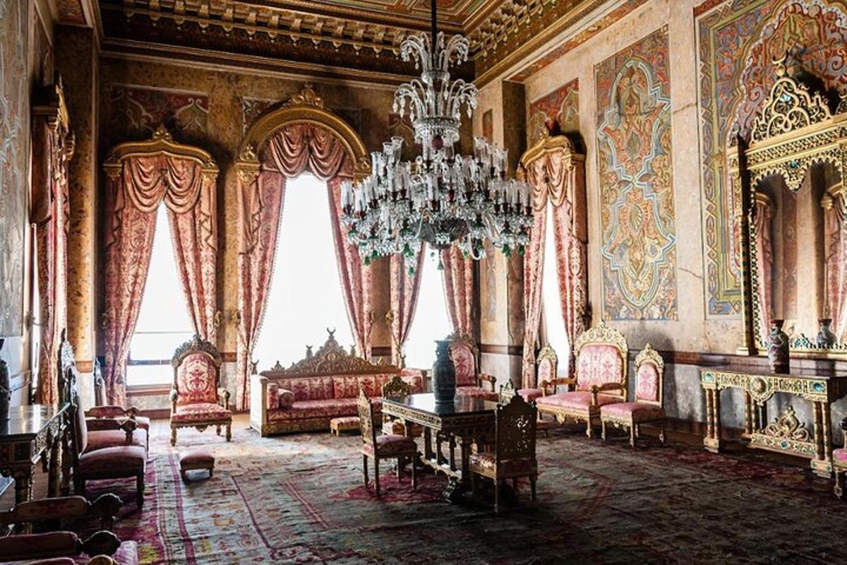 una gran sala d'estar amb un llum d'aranya en un castell