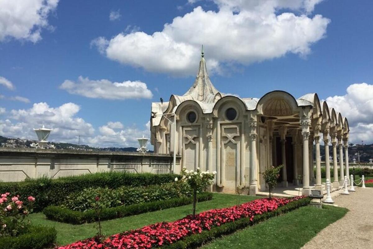 un edifici blanc amb flors al davant