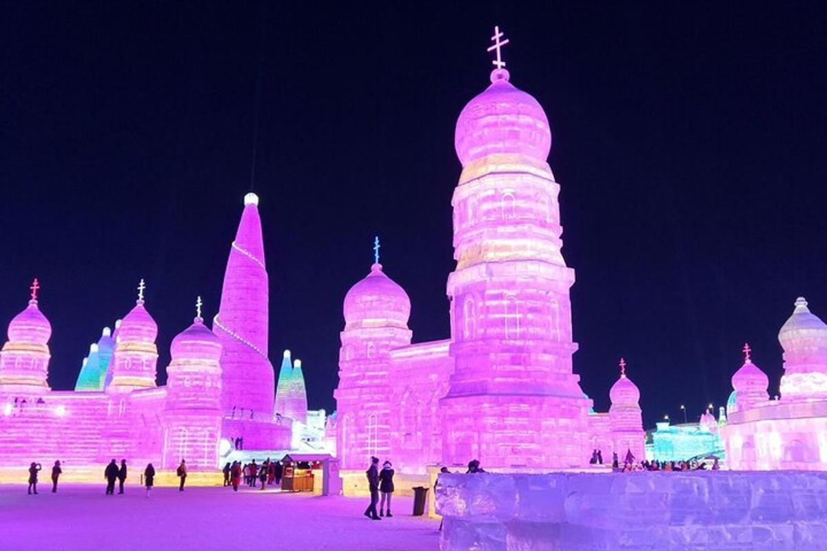 一座巨大的冰雪城堡在夜晚亮起