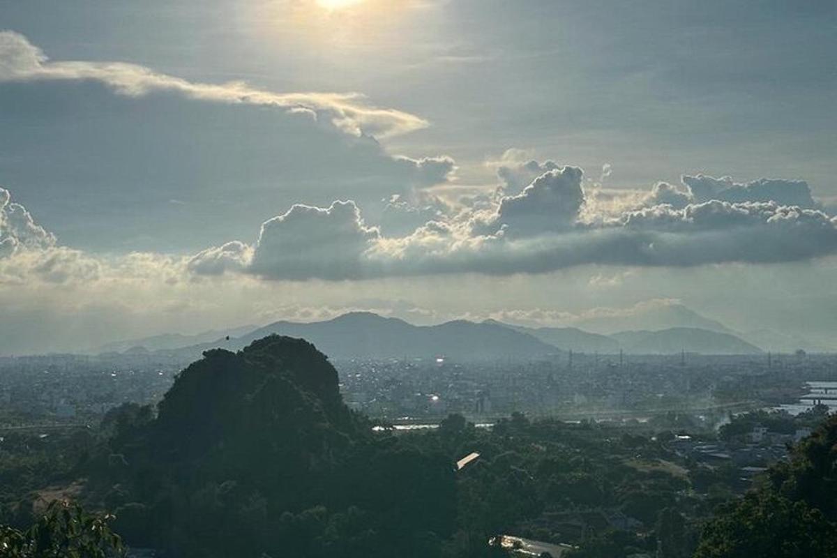 una vista d'una ciutat sota un cel ennuvolat