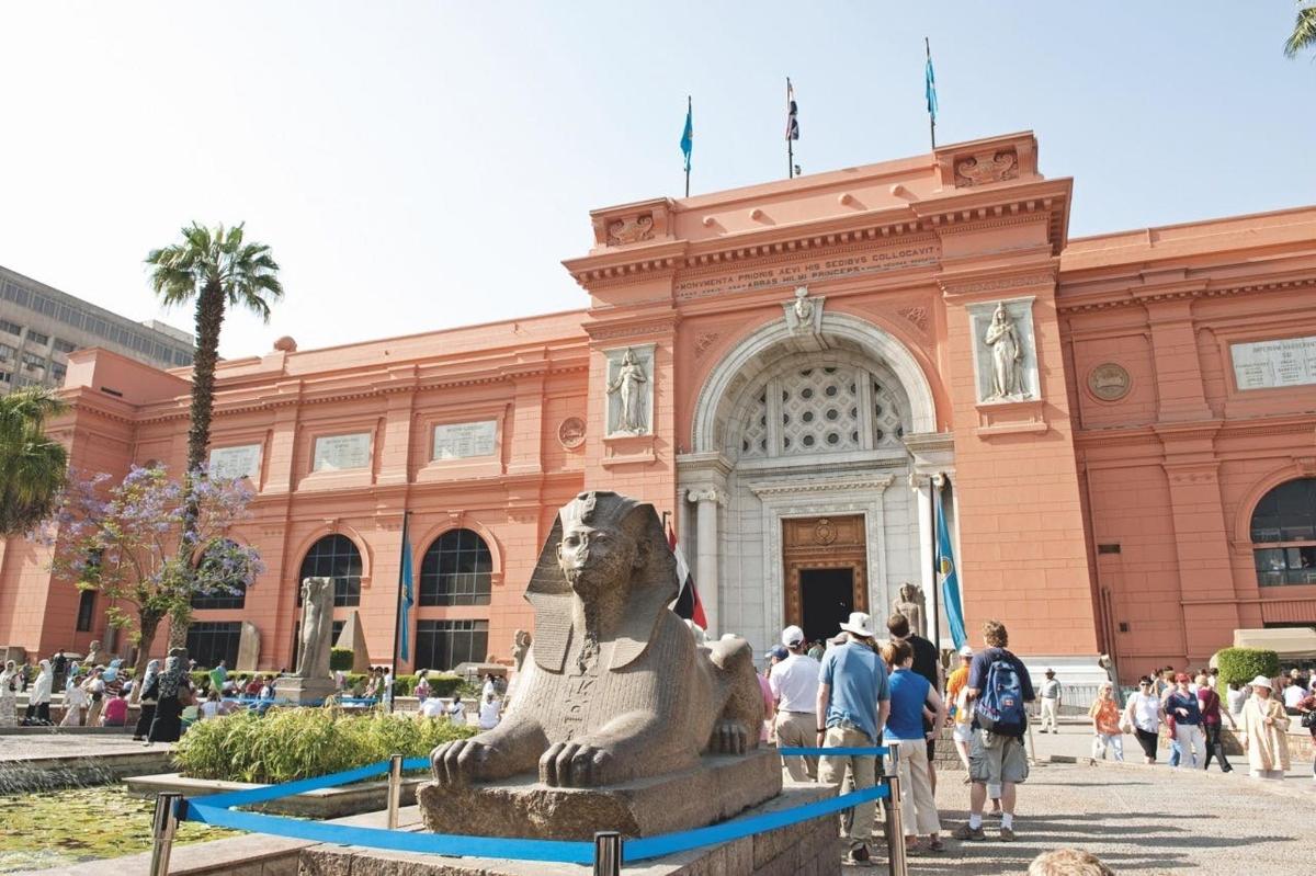 una estàtua d'un lleó davant d'un edifici