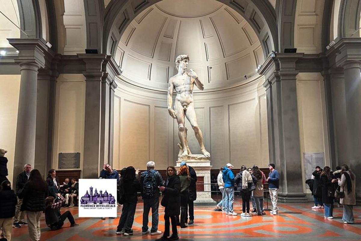 um grupo de pessoas olhando para uma estátua em um museu