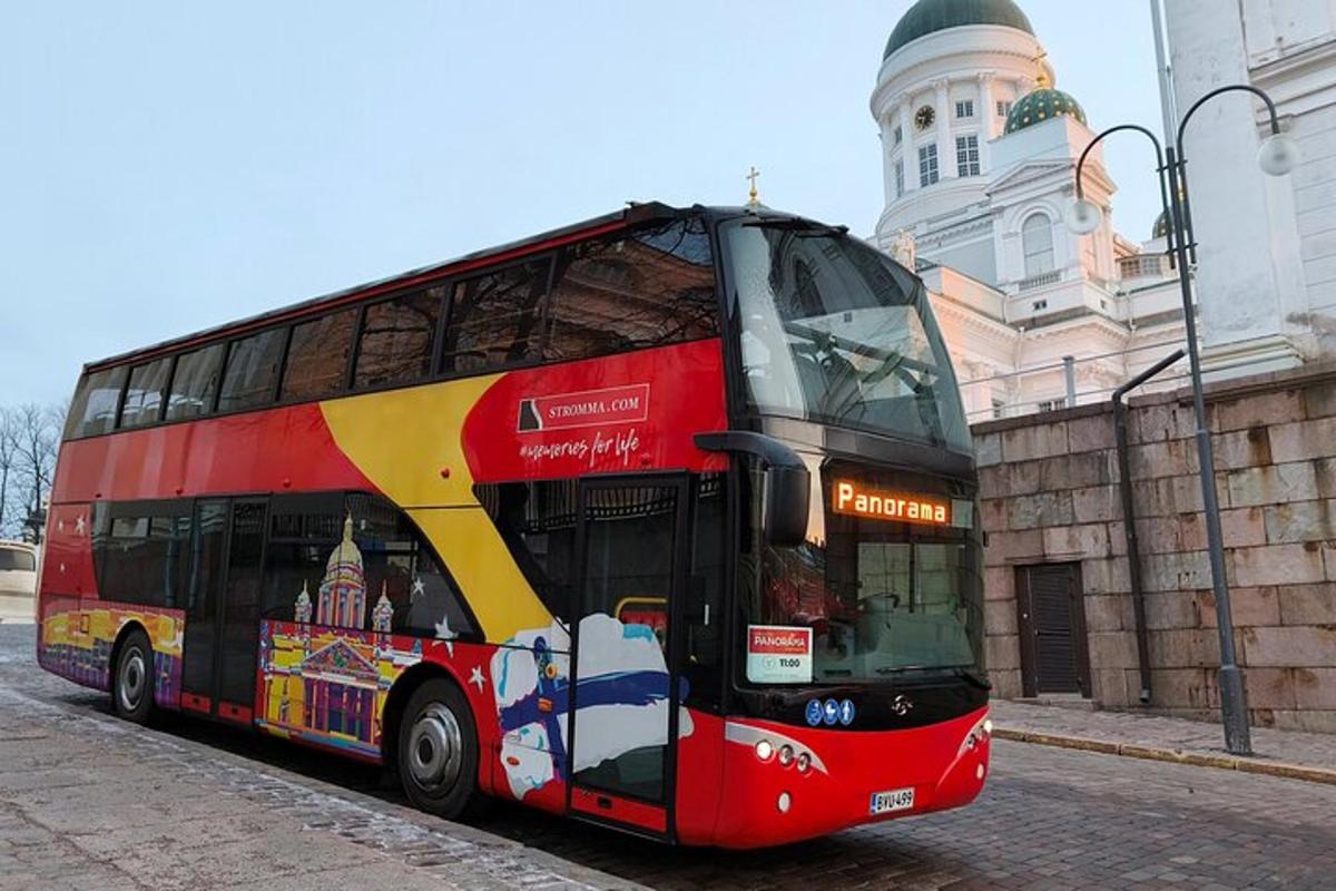 červený dvoupatrový autobus zaparkovaný před budovou