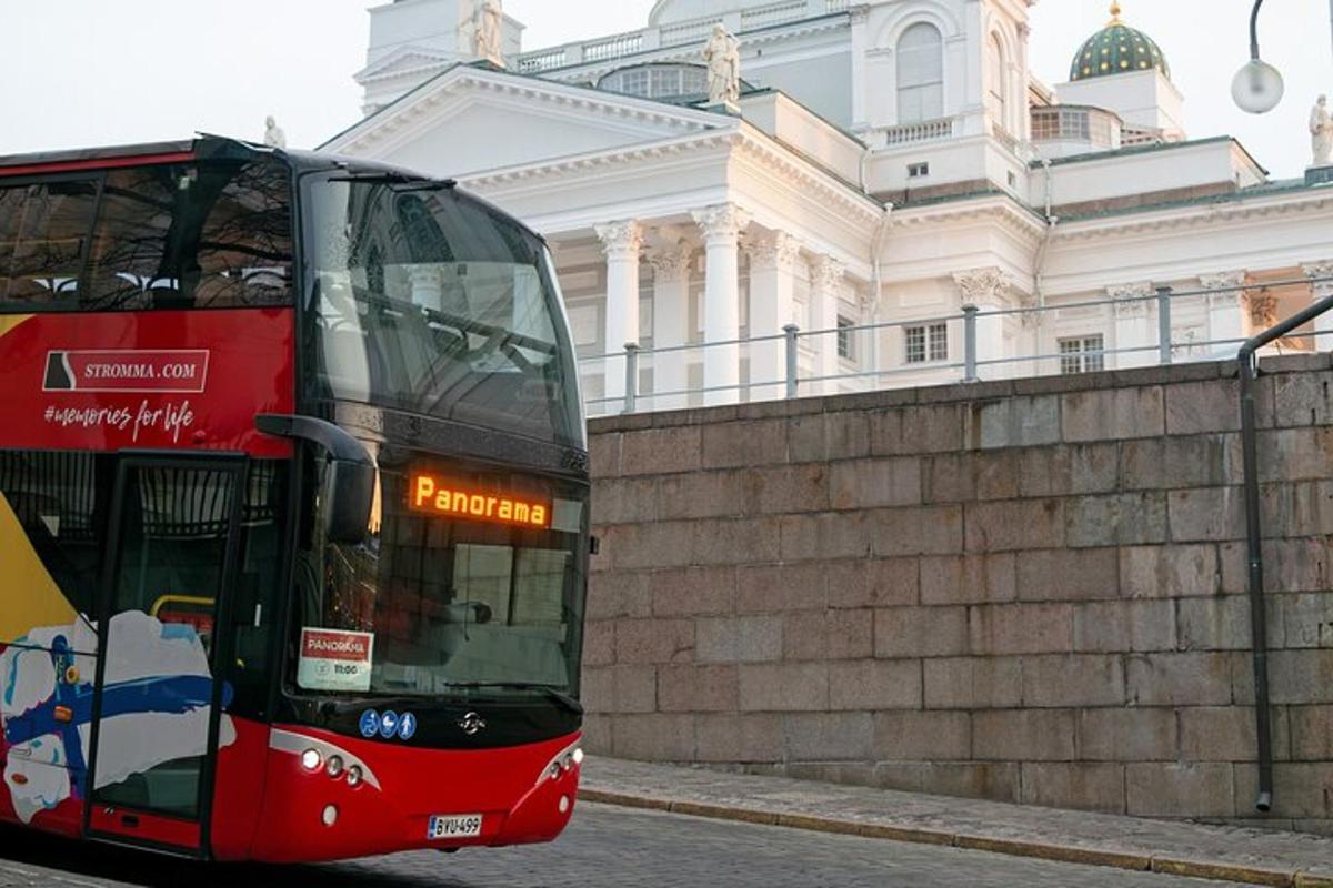 červený dvoupatrový autobus zaparkovaný před budovou