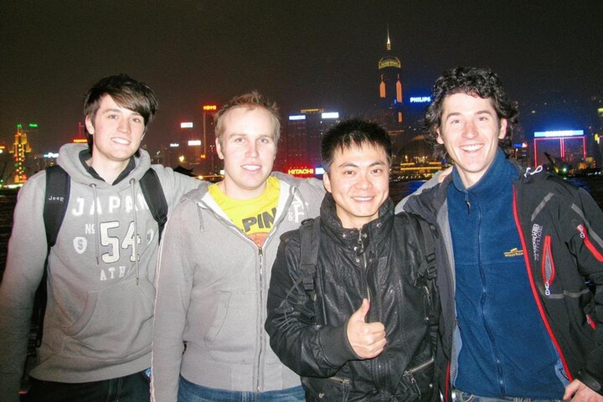 四个男人在晚上摆姿势拍照