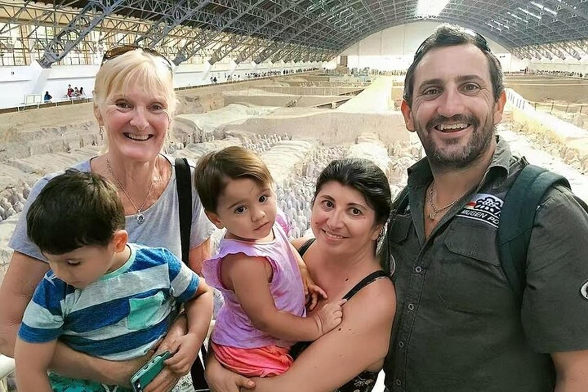 μια ομάδα ανθρώπων που ποζάρουν για μια φωτογραφία σε ένα στάδιο
