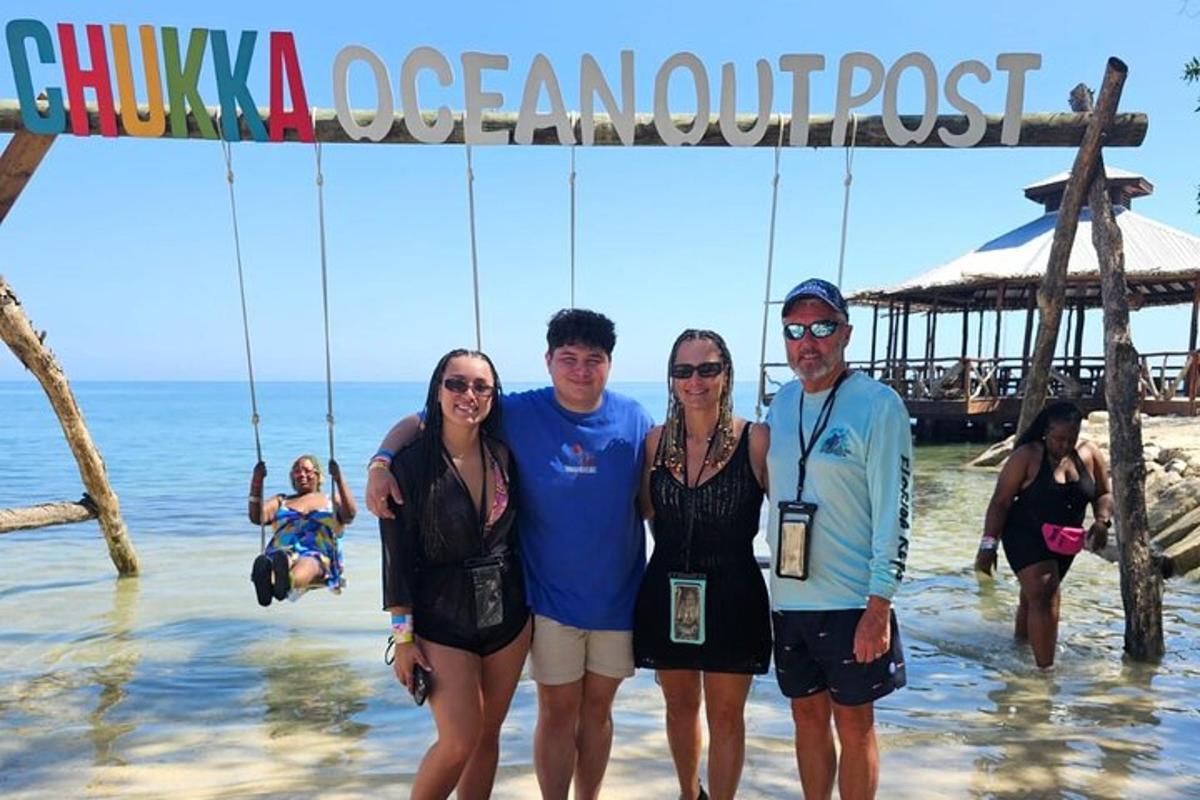 un gruppo di persone in posa per una foto sulla spiaggia