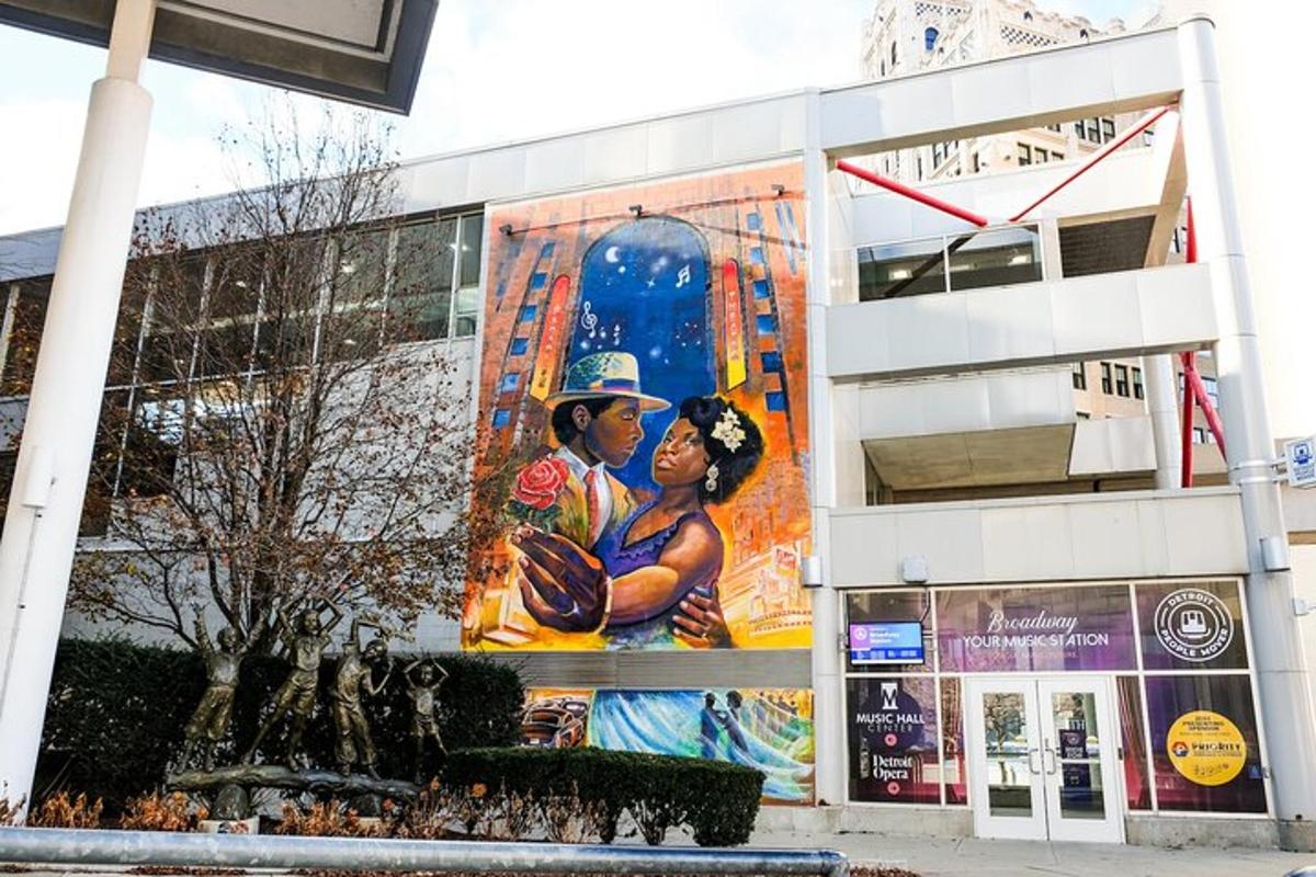 Un gran mural en el costado de un edificio
