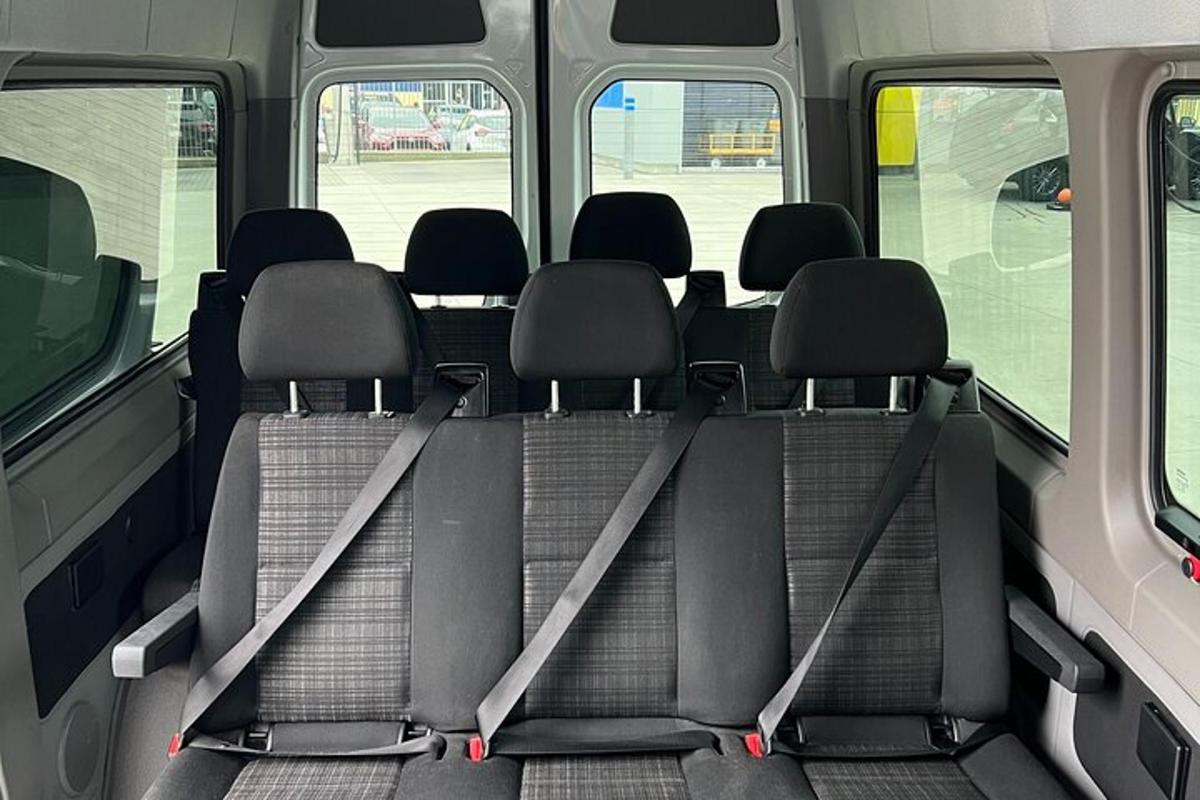 puste miejsca z tyłu autobusu