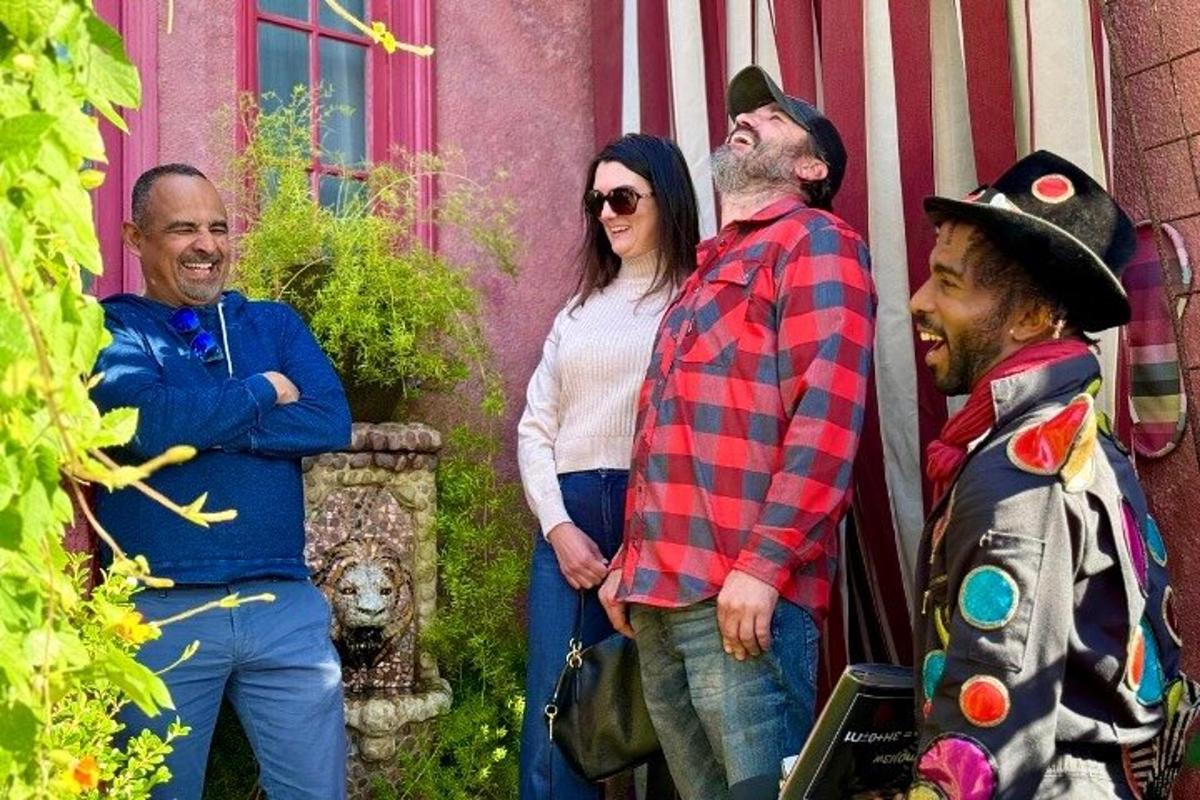 un grup de oameni care stau în fața unei clădiri