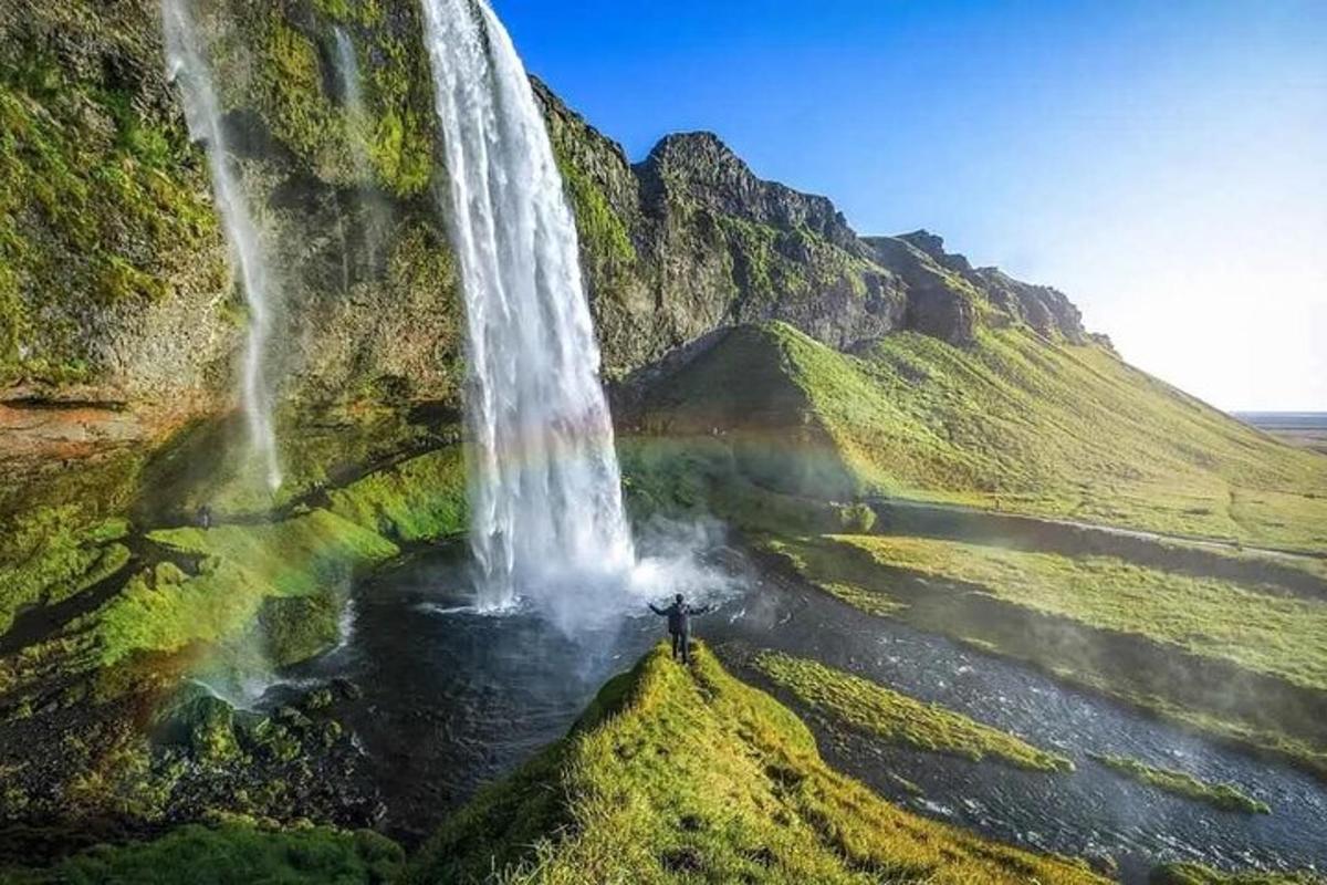 una persona dempeus davant d'una cascada