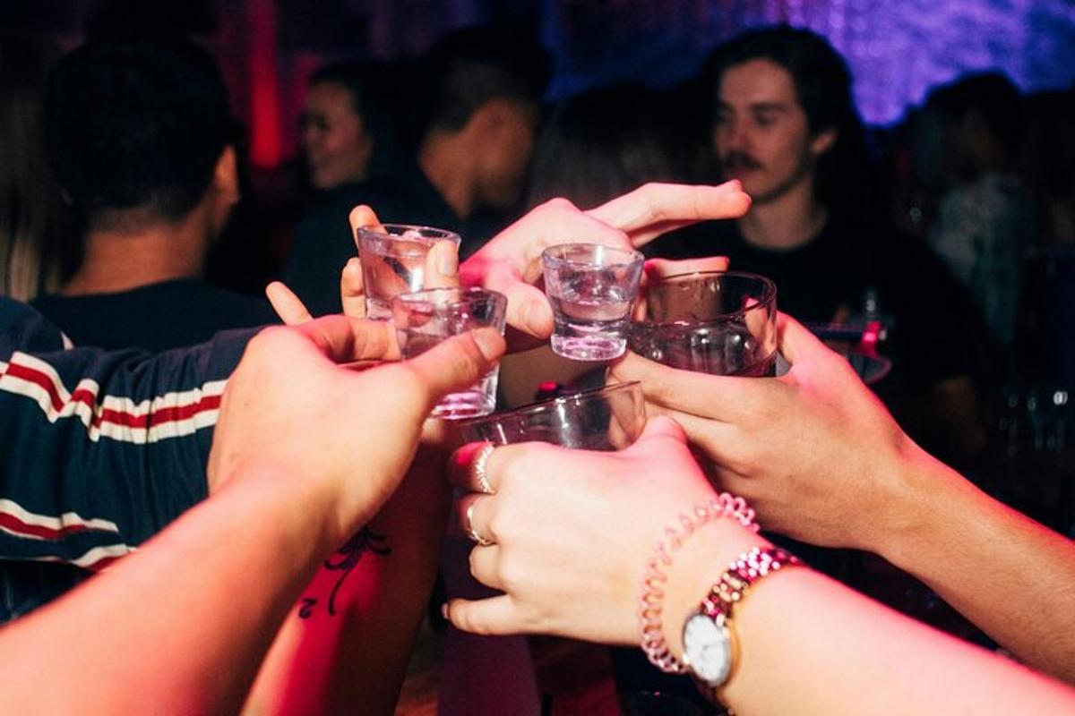 μια ομάδα ανθρώπων που κρατούν ψηλά ποτήρια κρασιού
