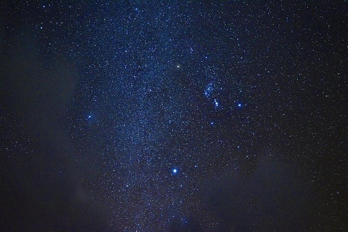 a night sky filled with lots of stars