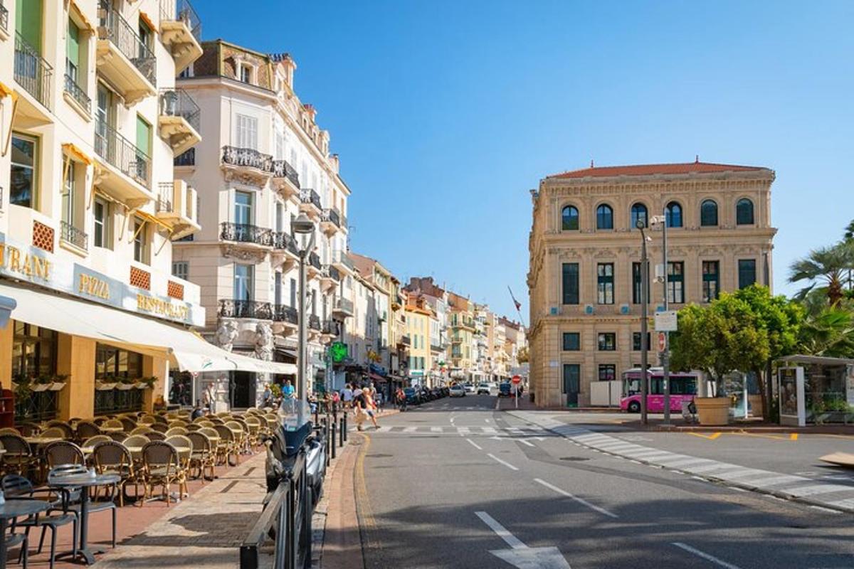 eine Stadtstraße mit Stühlen und Tischen und Gebäuden