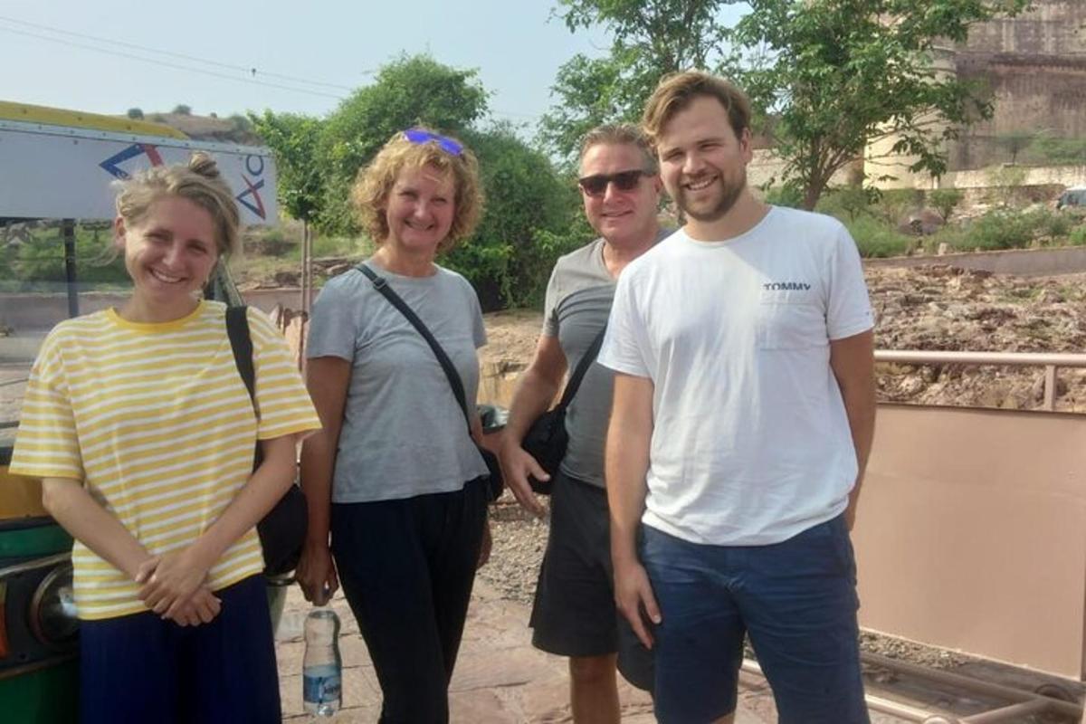 un gruppo di persone che posano per una foto