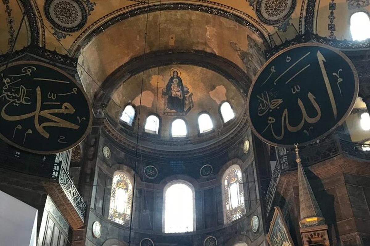 uma sala com dois relógios no teto de uma mesquita