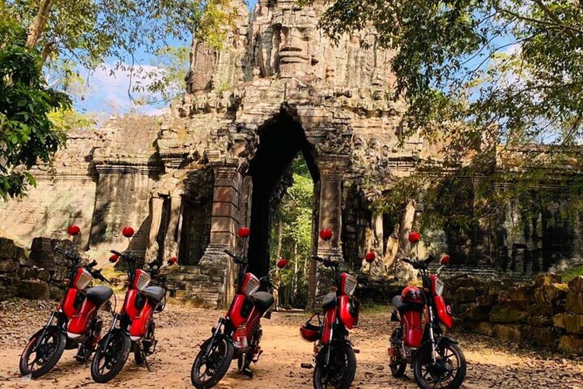 skupina motocyklů zaparkovaných před obloukem