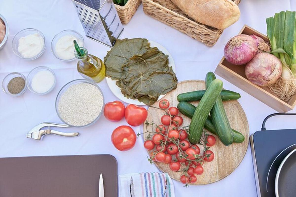 שולחן עם ירקות וקרש חיתוך עם עגבניות