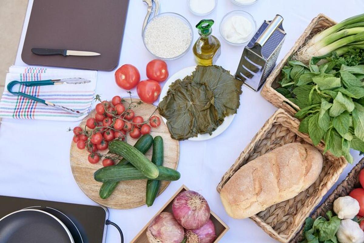 meja dengan sayur-sayuran dan roti serta komputer riba di atasnya