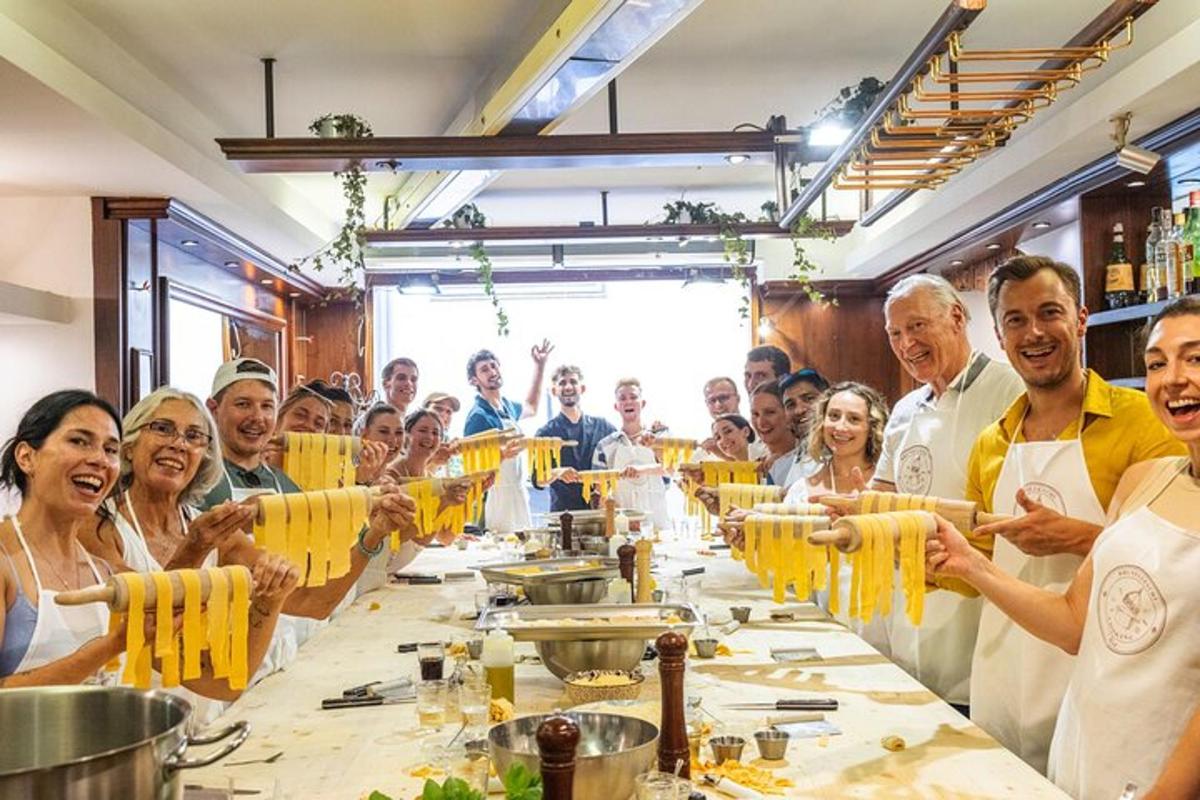 skupina lidí sedících u stolu v restauraci