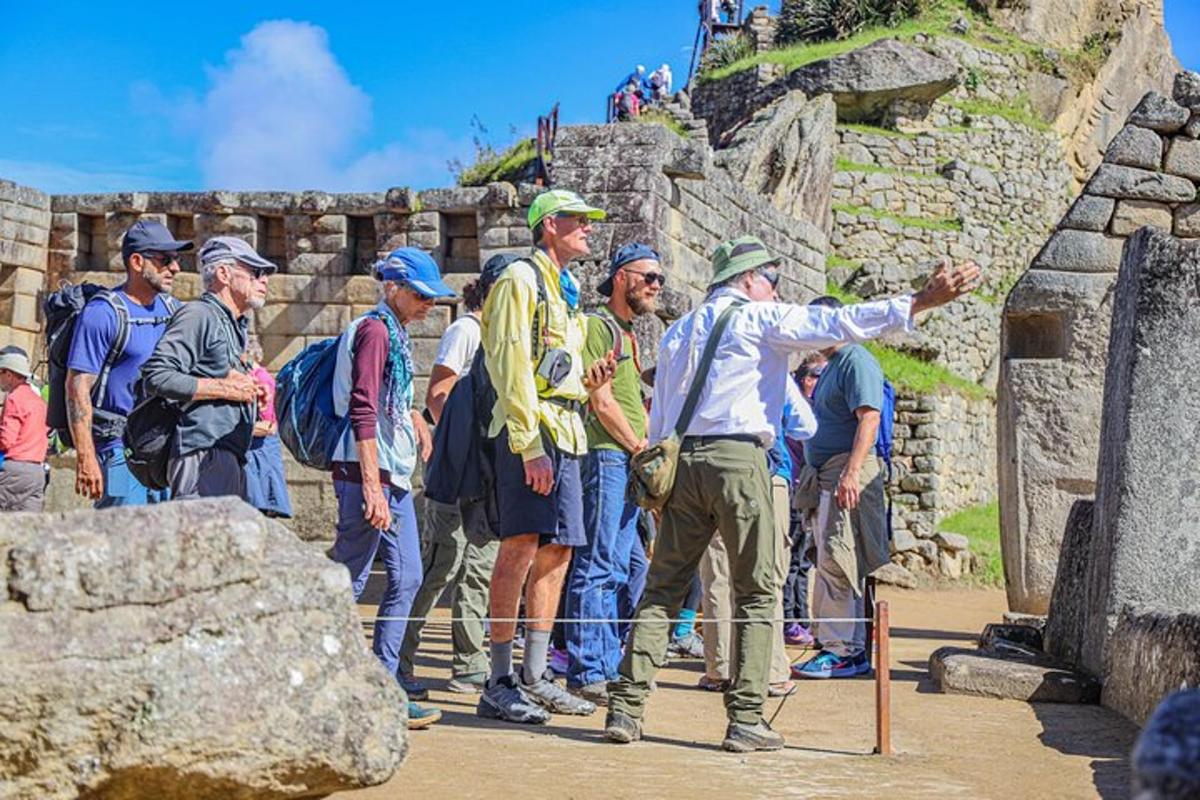 Un grupo de personas de pie en la cima de una pirámide.