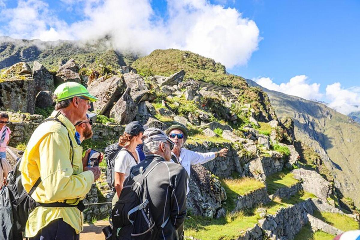 um grupo de pessoas em pé no topo de uma montanha
