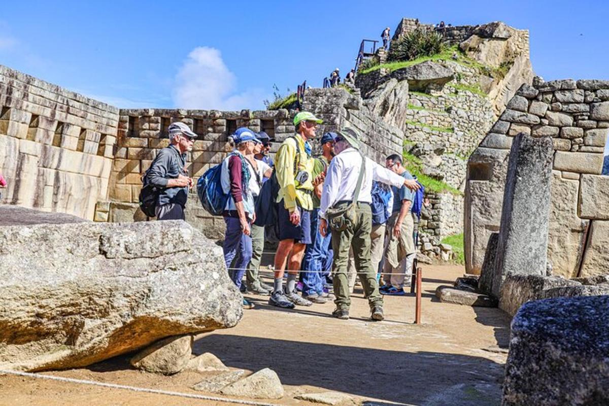 isang grupo ng mga tao na nakatayo sa tuktok ng isang pyramid
