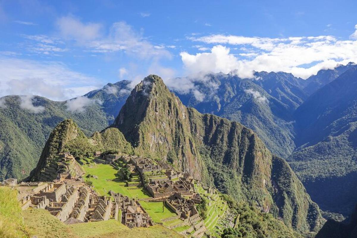uma vista de uma montanha com uma cidade nela