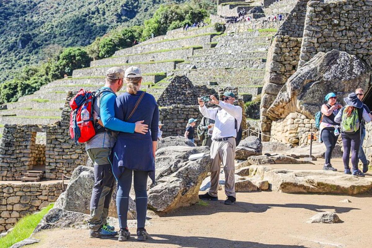 Un grupo de personas de pie en la cima de una pirámide.
