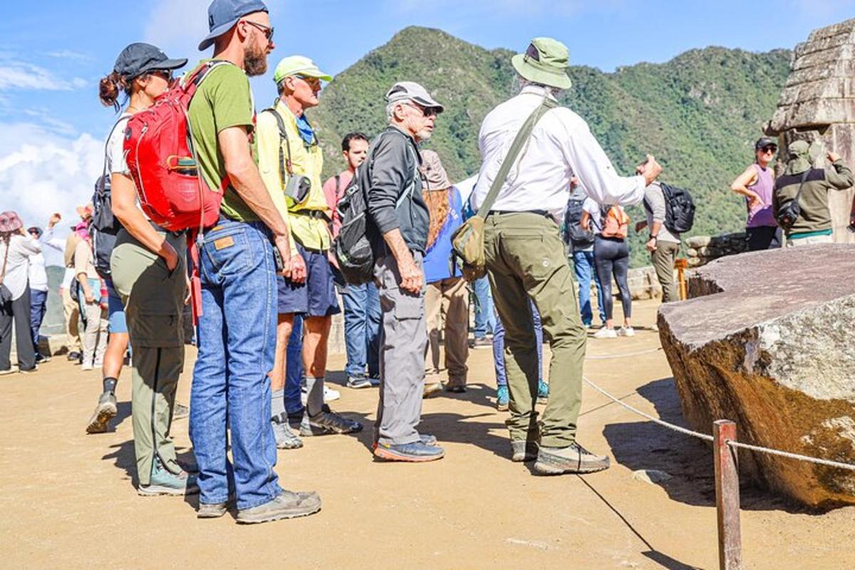 um grupo de pessoas em pé no topo de uma montanha