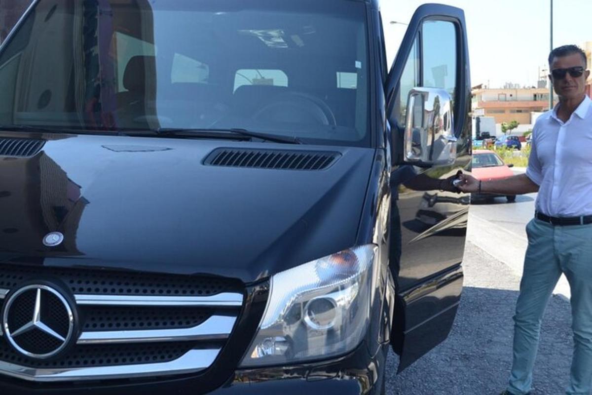 Ένας άντρας ανοίγει την πόρτα ενός φορτηγού Mercedes
