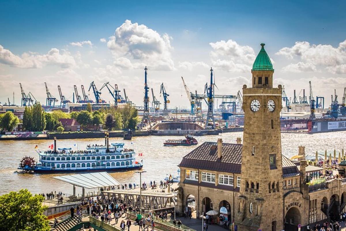 budova s hodinovou věží vedle řeky