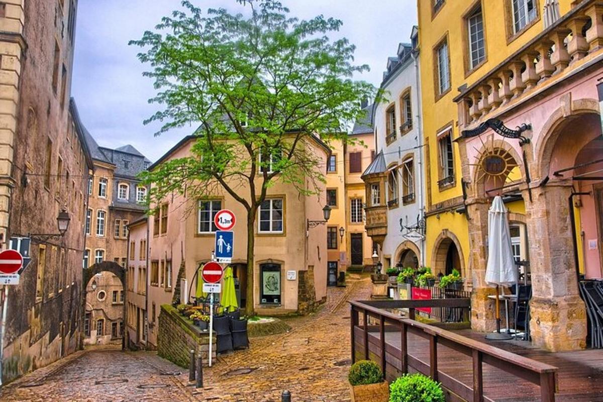 stará ulice ve městě s budovami
