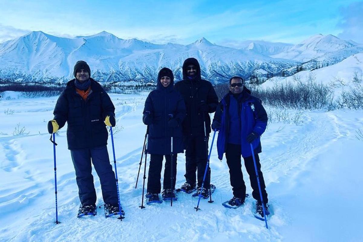 eine Gruppe von Menschen posiert für ein Foto im Schnee