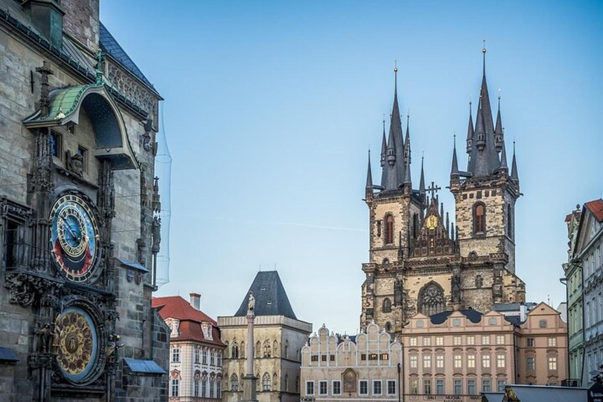 dois edifícios altos com duas torres em uma cidade