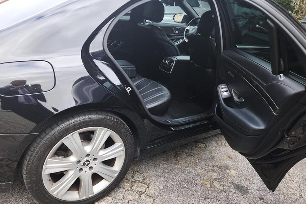un'auto nera con la portiera aperta con la portiera aperta
