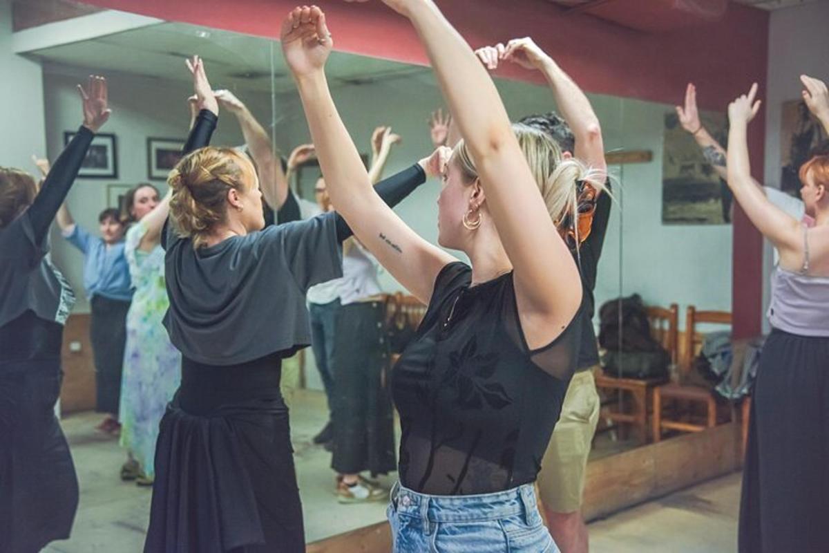 hópur kvenna að dansa í dansnámskeiði