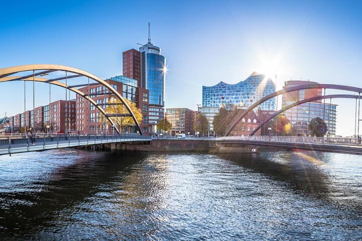 un ponte sopra un fiume in una città con edifici