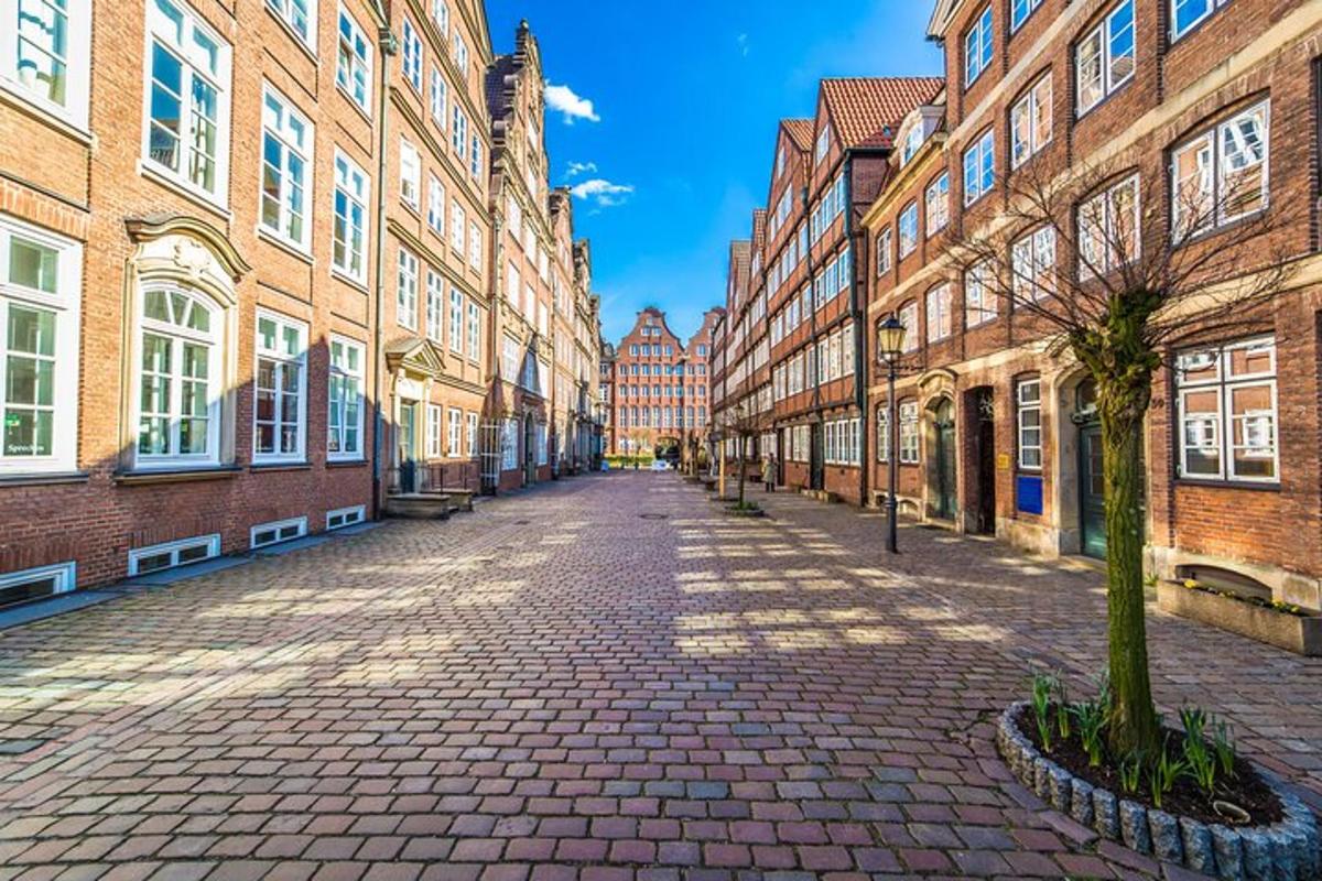 una strada vuota in una città con edifici in mattoni