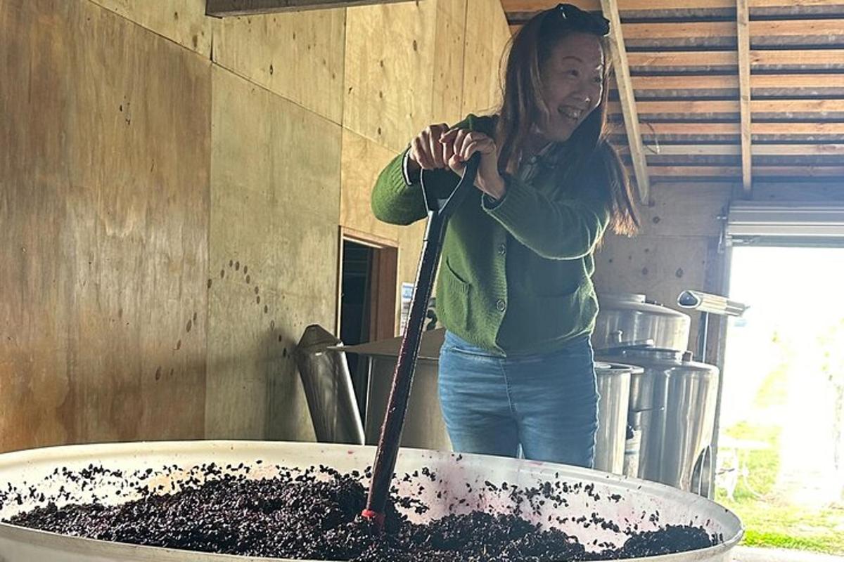 une femme debout à côté d'une grande baignoire remplie de terre