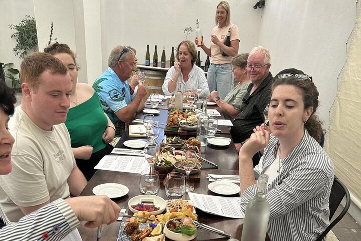 skupina lidí sedících u stolu a jedících