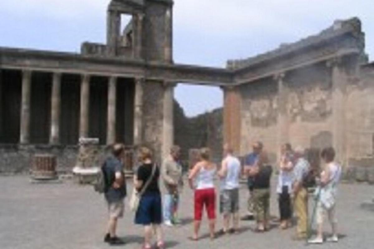 un gruppo di persone in piedi davanti a un edificio