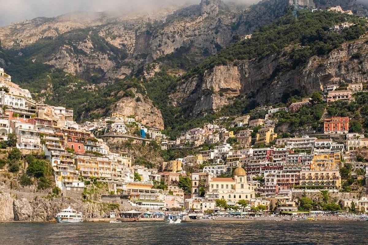 una città sul fianco di una montagna vicino all'acqua