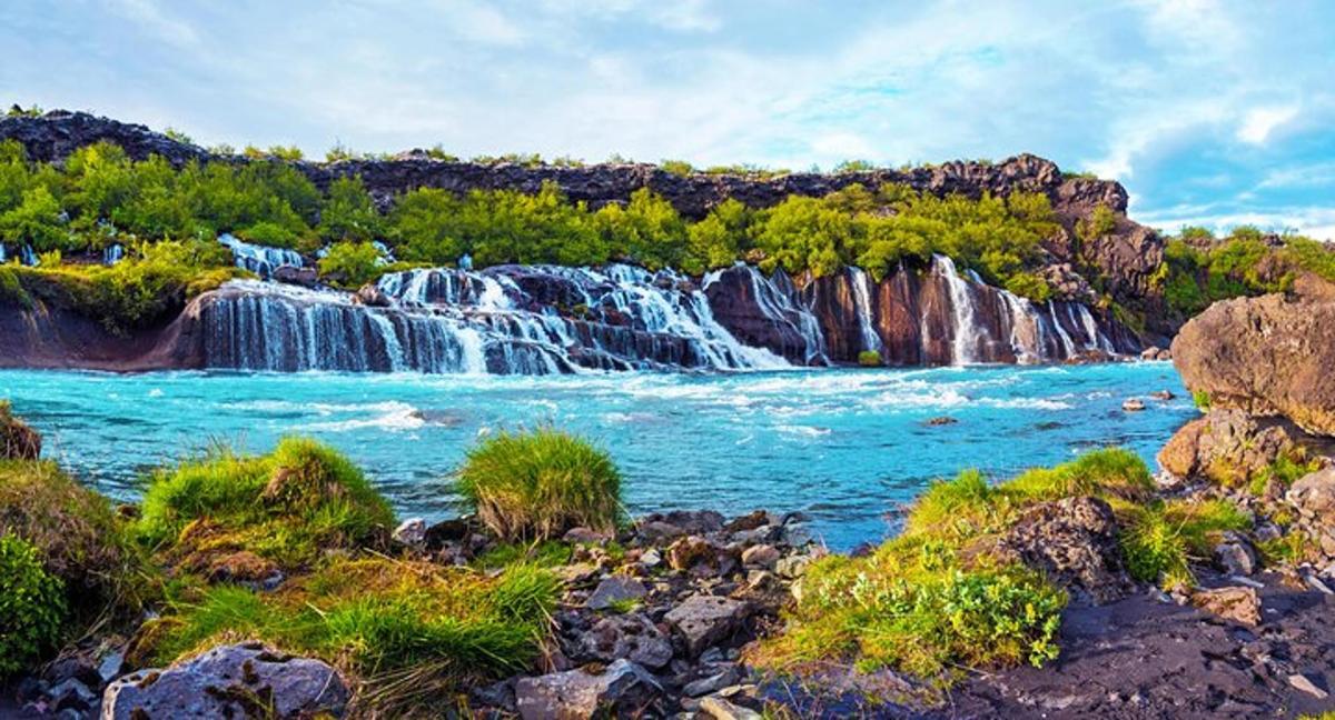 air terjun di tengah-tengah badan air